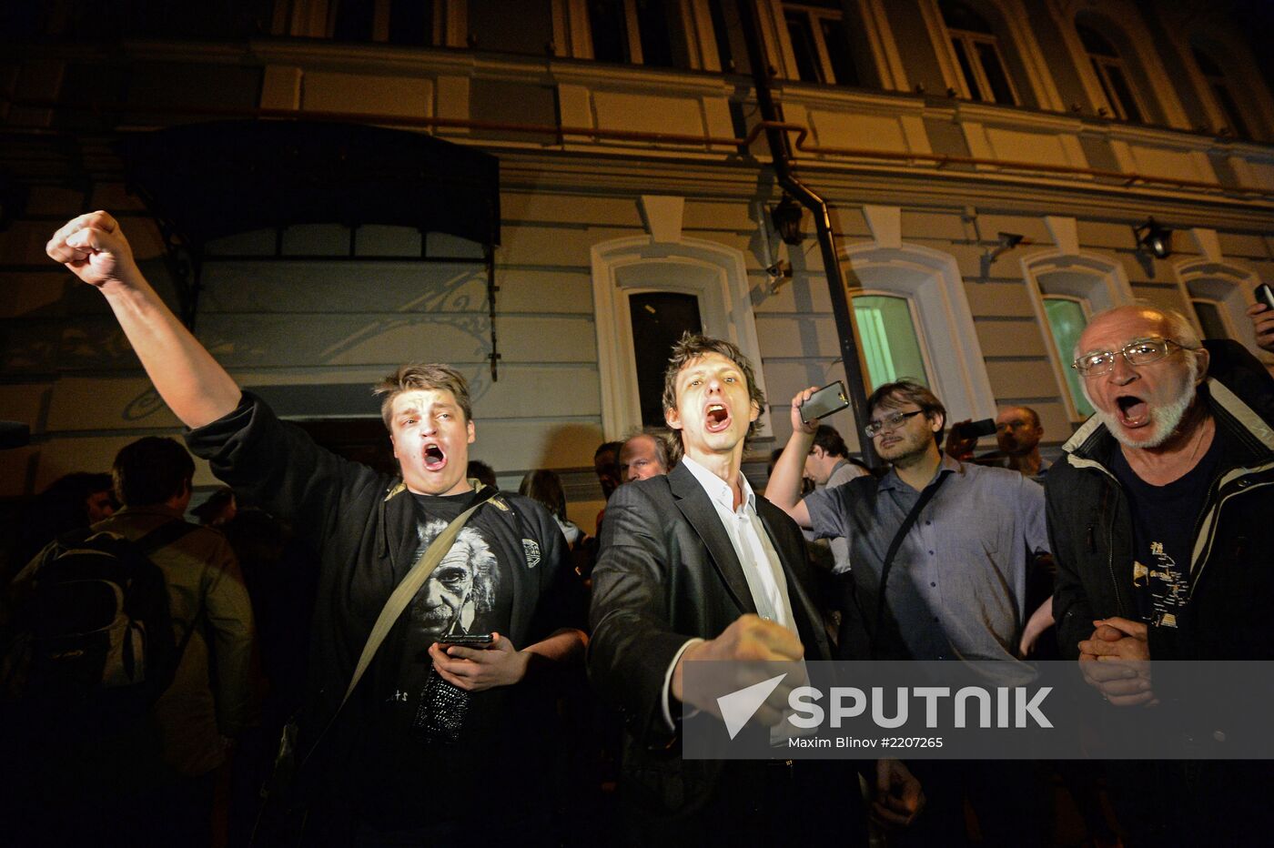 Police storm office of For Human Rights movement in Moscow