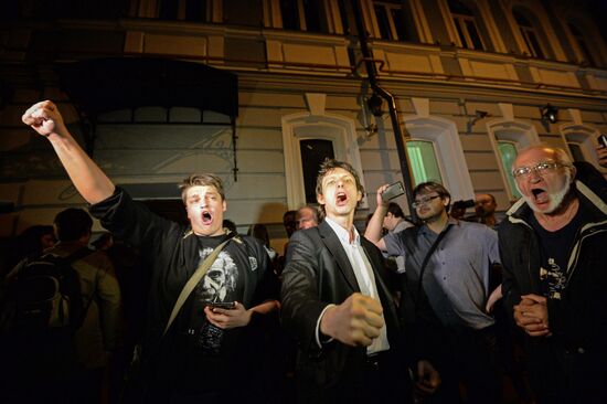 Police storm office of For Human Rights movement in Moscow