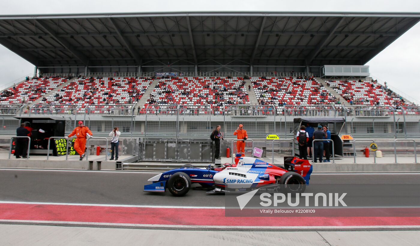 Auto Racing World Series by Renault. Day Two