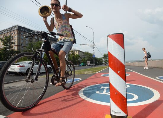 Bicycle lanes on Frunzenskaya Embankment in Moscow