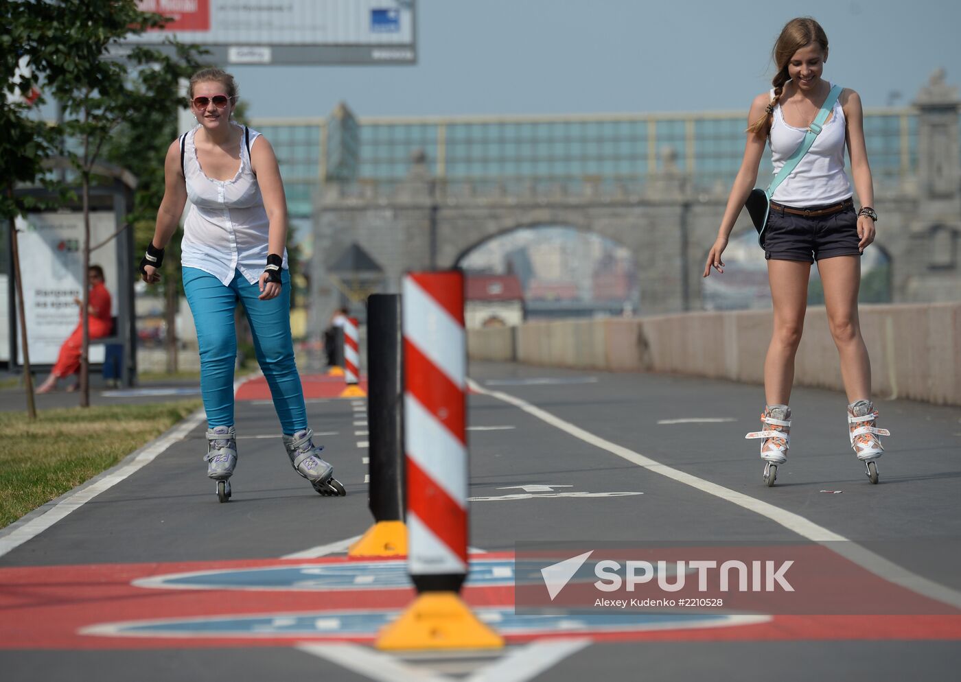 Bicycle lanes on Frunzenskaya Embankment in Moscow