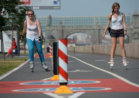Bicycle lanes on Frunzenskaya Embankment in Moscow