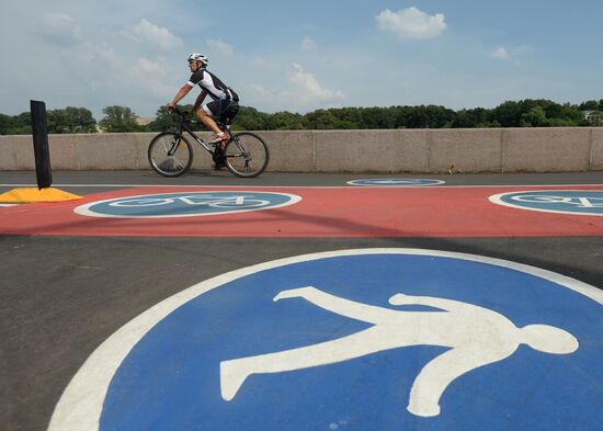 Bicycle lanes on Frunzenskaya Embankment in Moscow