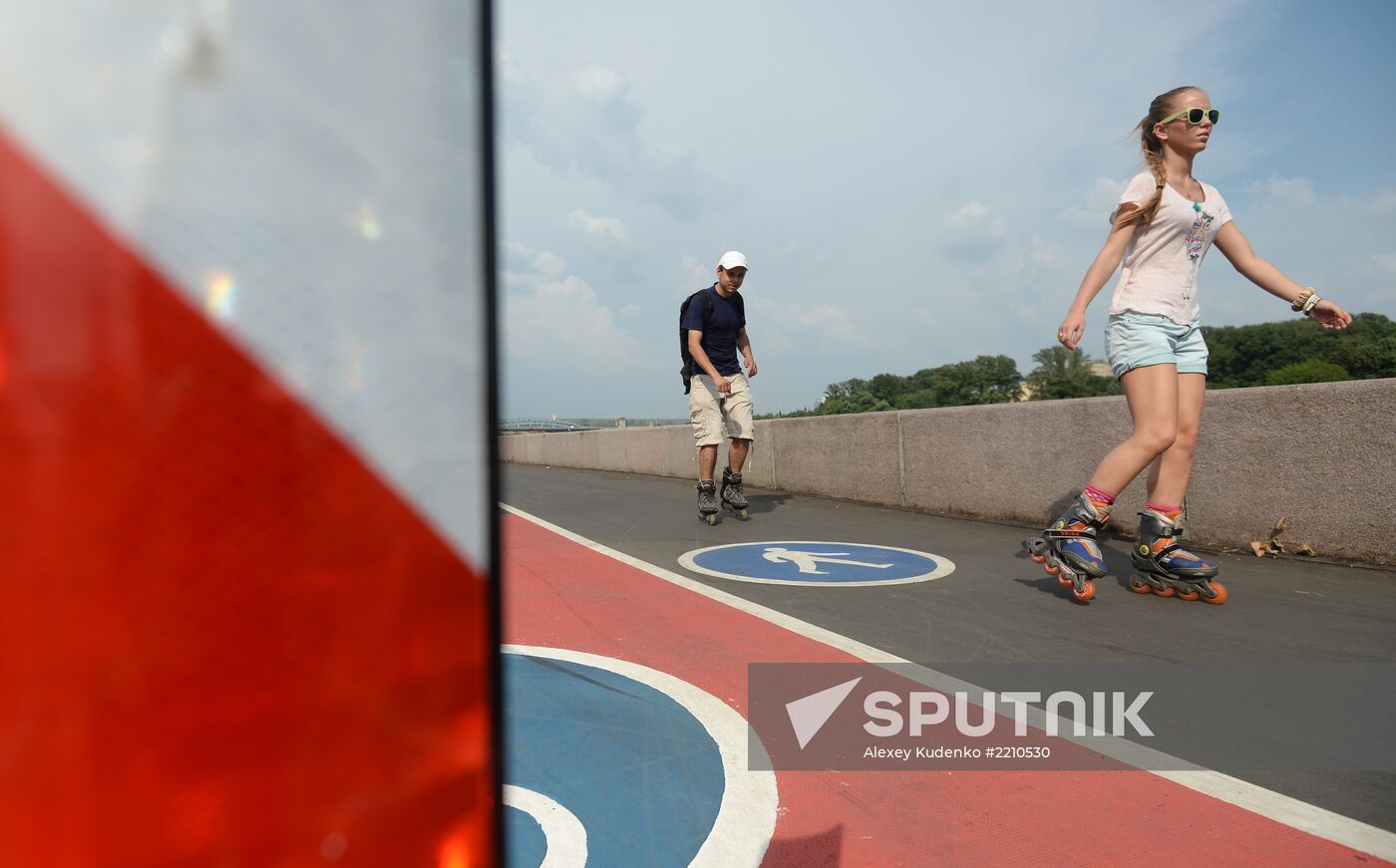 Bicycle lanes on Frunzenskaya Embankment in Moscow