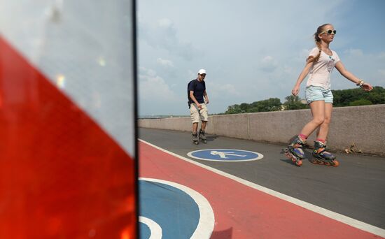 Bicycle lanes on Frunzenskaya Embankment in Moscow