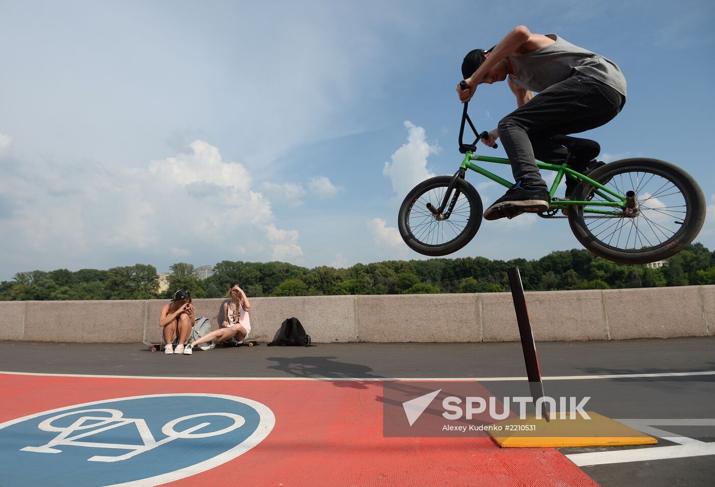 Bicycle lanes on Frunzenskaya Embankment in Moscow