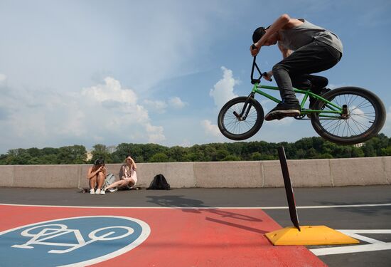 Bicycle lanes on Frunzenskaya Embankment in Moscow