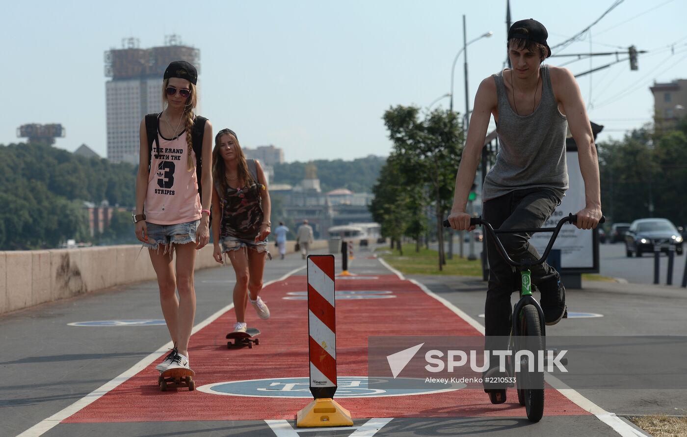 Bicycle lanes on Frunzenskaya Embankment in Moscow