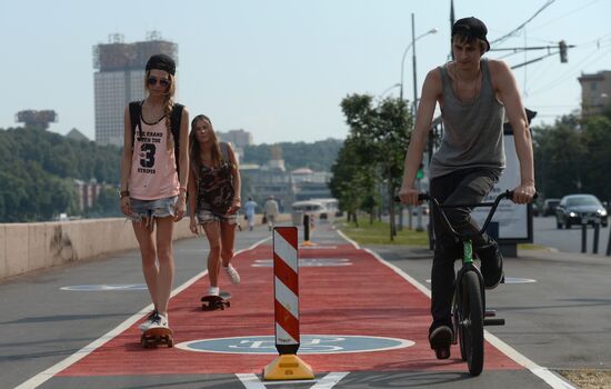 Bicycle lanes on Frunzenskaya Embankment in Moscow