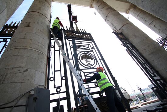 Restored gate re-installed in Moscow Gorky Park