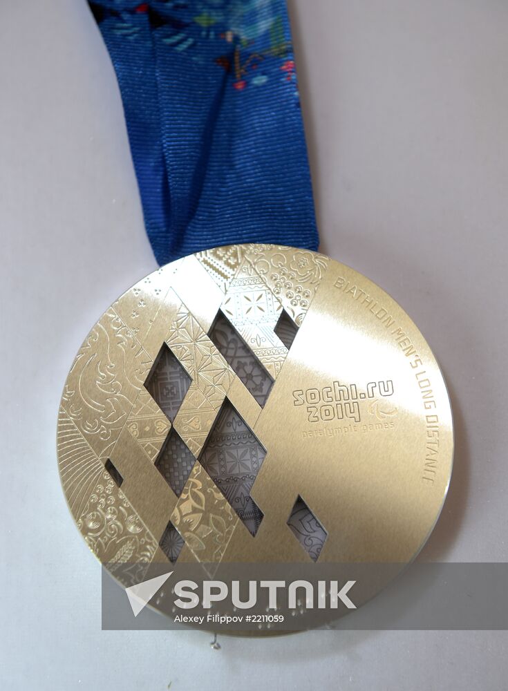 A silver medal for the 2014 Sochi Paralympic Games made by the Adamas jewelry company. Location: Russia, Moscow. Author: Alexey Filippov/Sputnik. Production of Sochi 2014 Olympic medals