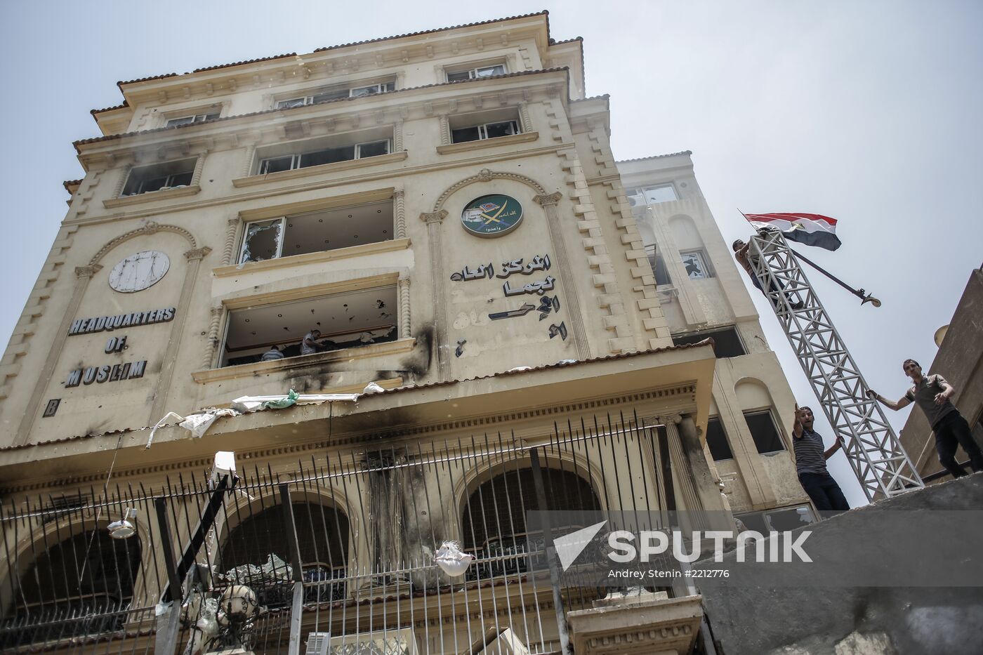 Protesters ransack Muslim Brotherhood office in Cairo