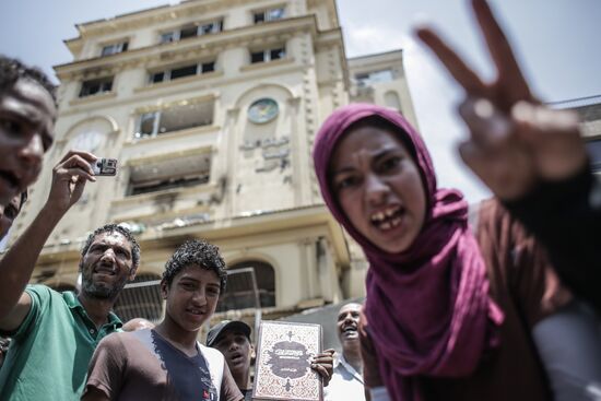 Protesters ransack Muslim Brotherhood office in Cairo