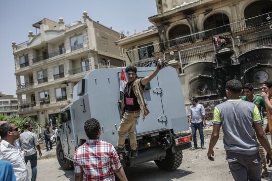 Protesters ransack Muslim Brotherhood office in Cairo
