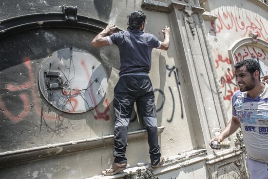 Protesters ransack Muslim Brotherhood office in Cairo