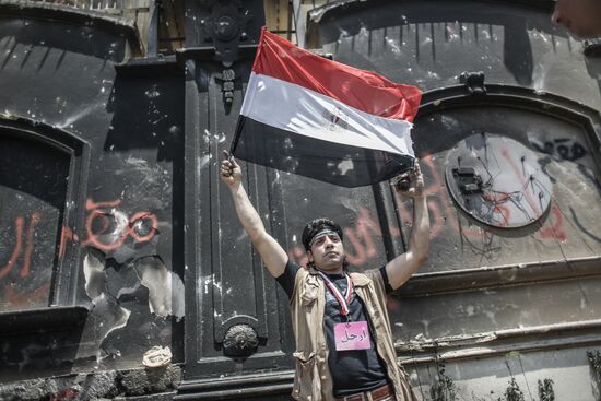 Protesters ransack Muslim Brotherhood office in Cairo