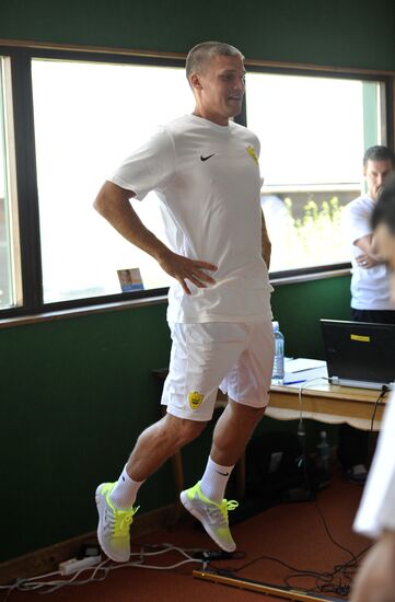 Igor Denisov has first training with FC Anzhi