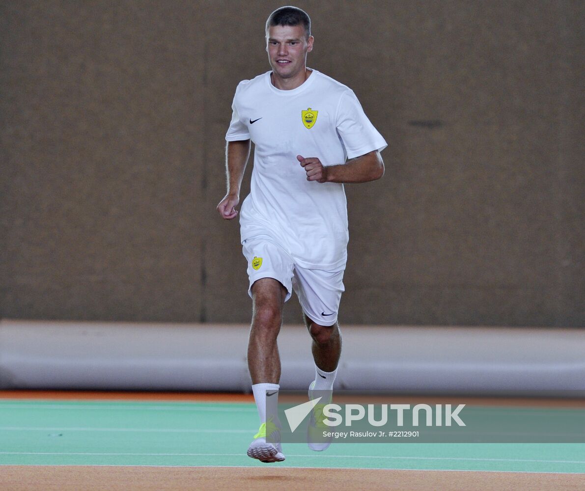 Igor Denisov has first training with FC Anzhi