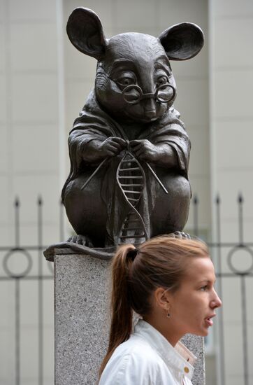Monument to lab mouse unveiled in Novosibirsk