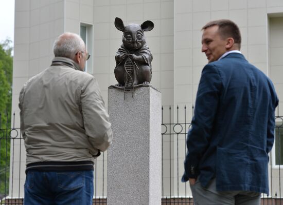 Monument to lab mouse unveiled in Novosibirsk