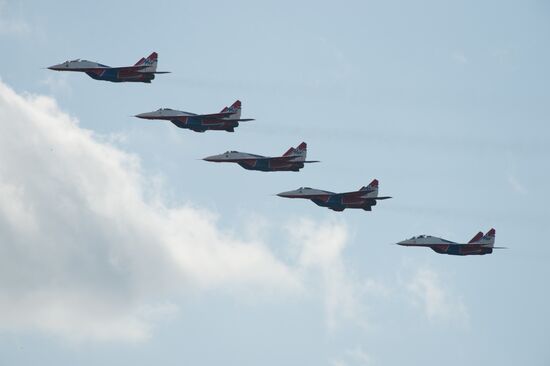 Training flights by Russian Knights and Swifts aerobatic teams
