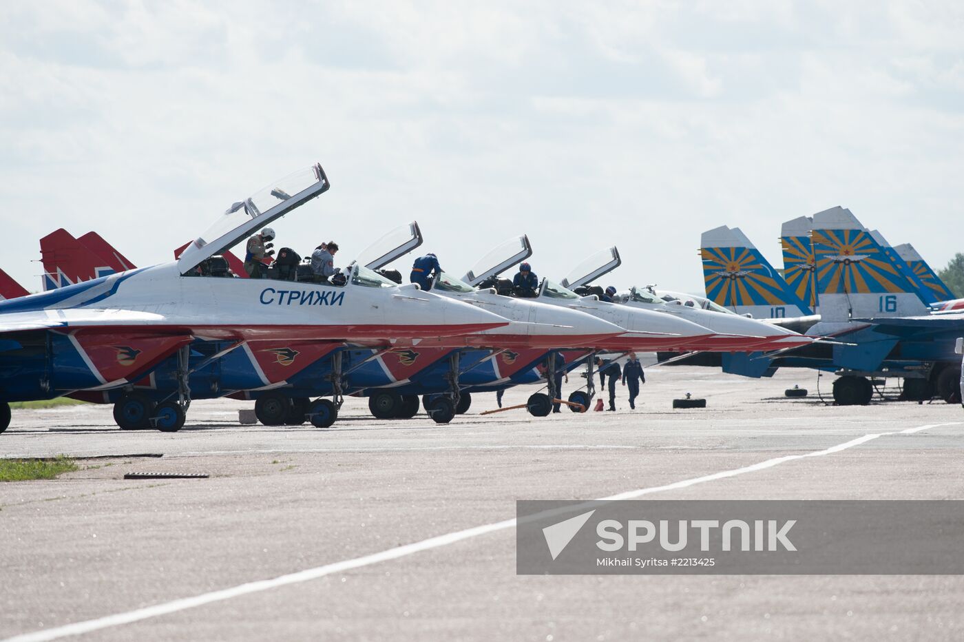 Training flights by Russian Knights and Swifts aerobatic teams