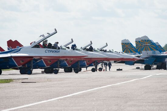 Training flights by Russian Knights and Swifts aerobatic teams