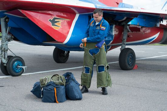Training flights by Russian Knights and Swifts aerobatic teams