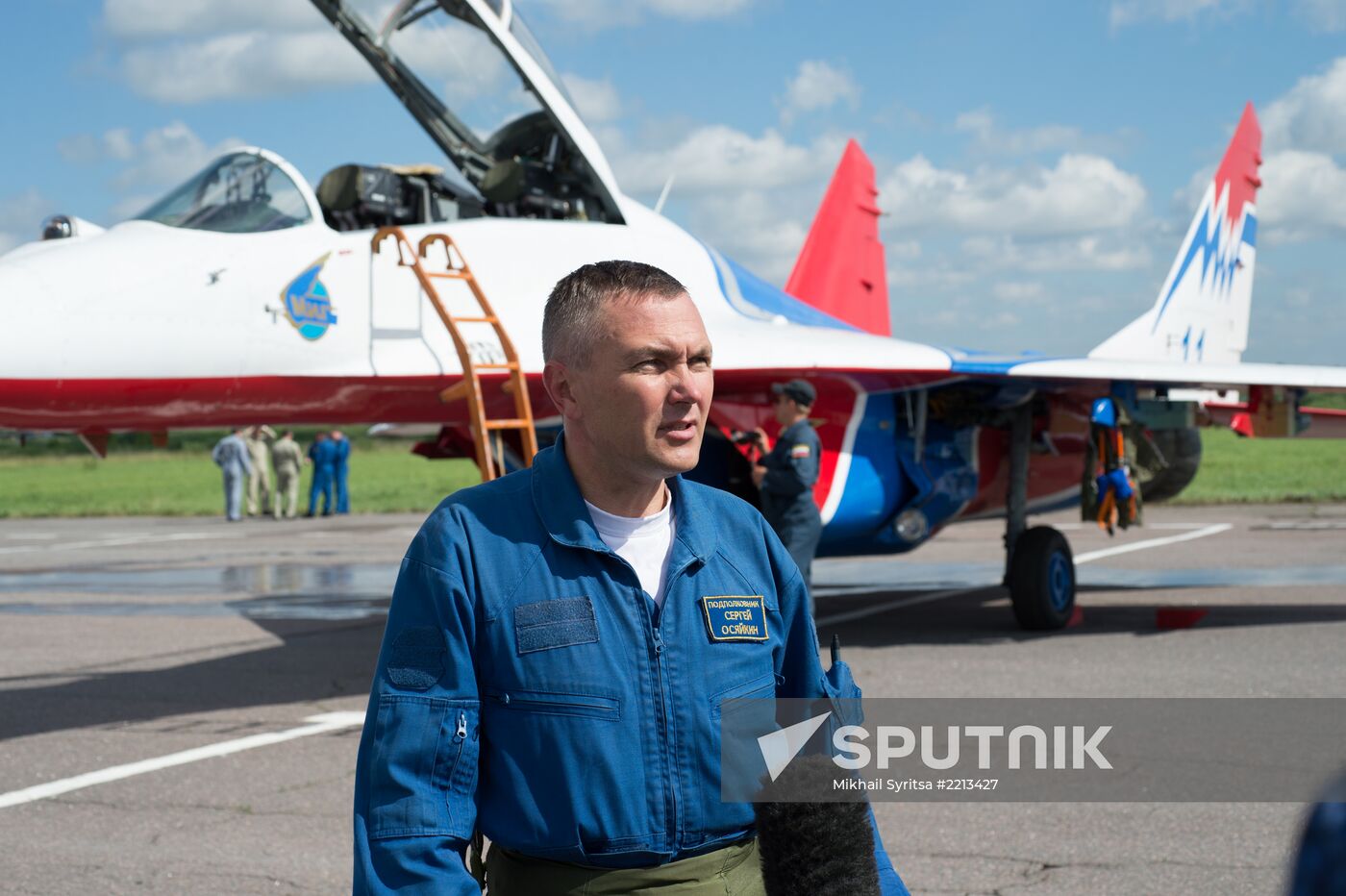 Training flights by Russian Knights and Swifts aerobatic teams