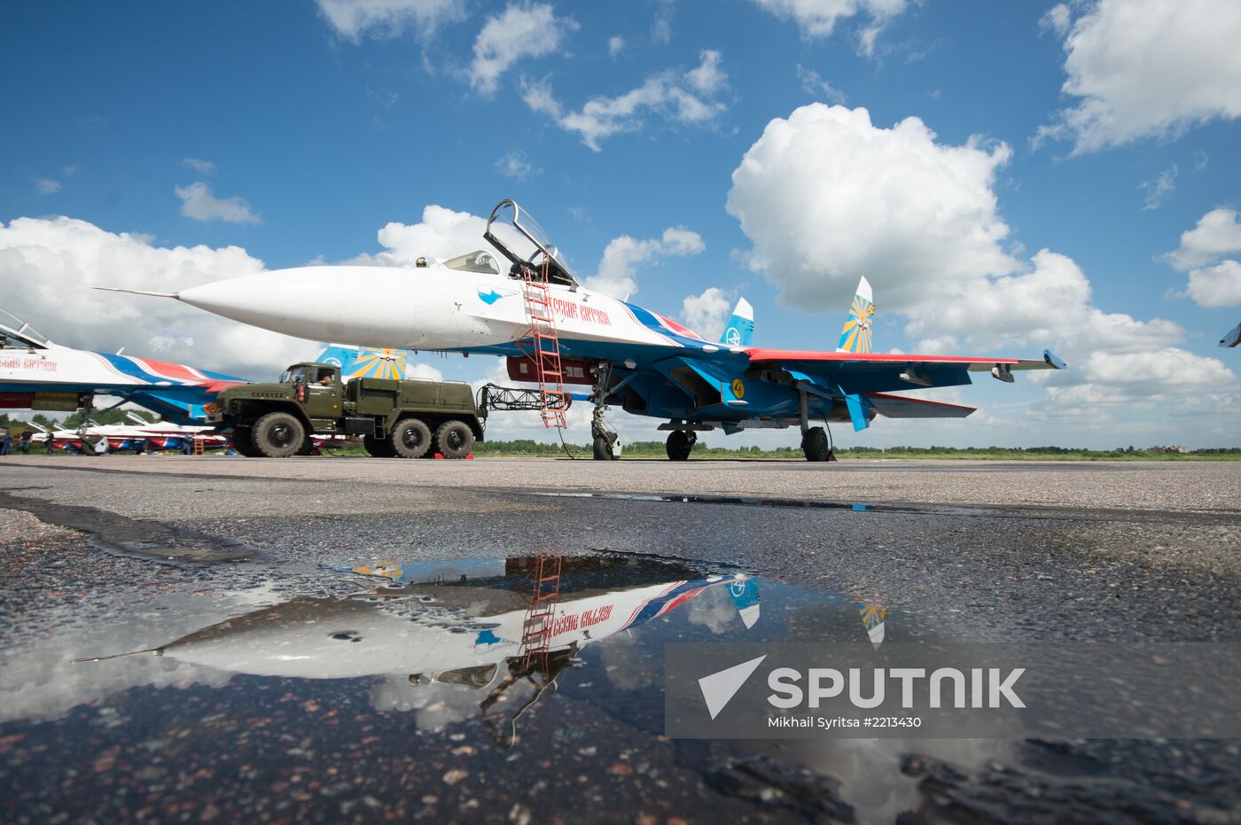 Training flights by Russian Knights and Swifts aerobatic teams