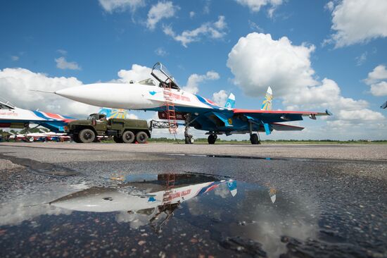 Training flights by Russian Knights and Swifts aerobatic teams