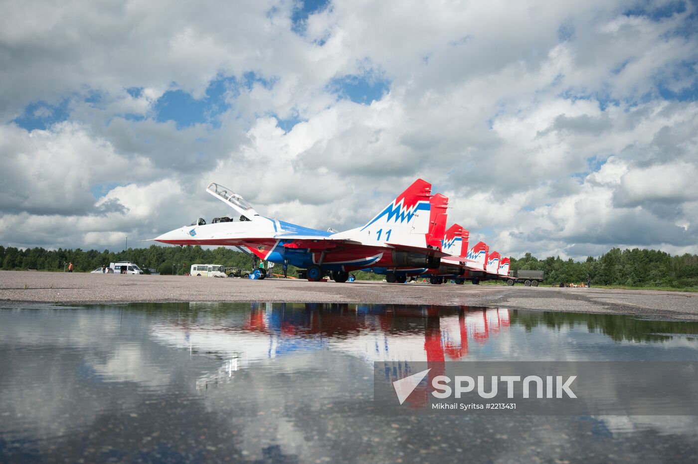 Training flights by Russian Knights and Swifts aerobatic teams
