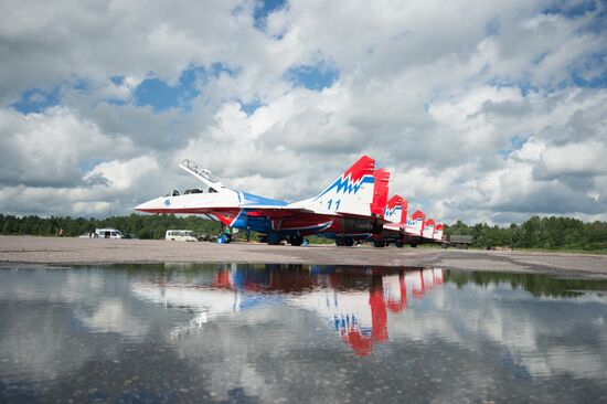 Training flights by Russian Knights and Swifts aerobatic teams