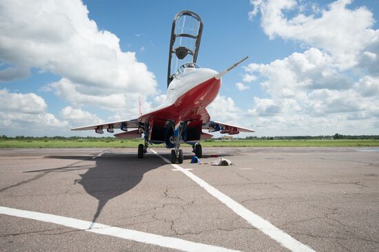 Training flights by Russian Knights and Swifts aerobatic teams