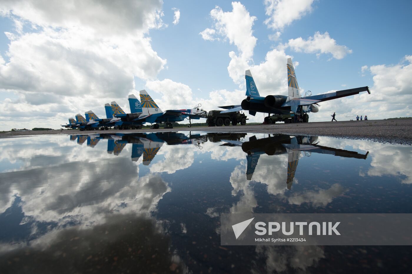 Training flights by Russian Knights and Swifts aerobatic teams