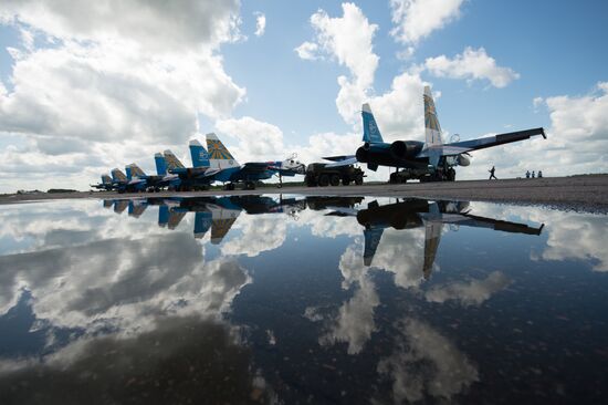 Training flights by Russian Knights and Swifts aerobatic teams