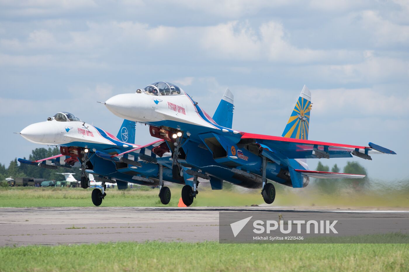 Training flights by Russian Knights and Swifts aerobatic teams