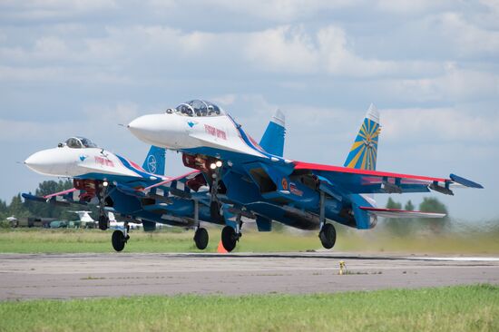 Training flights by Russian Knights and Swifts aerobatic teams