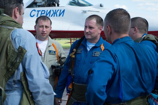 Training flights by Russian Knights and Swifts aerobatic teams