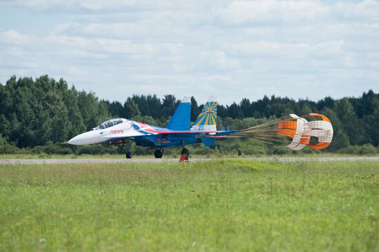 Training flights by Russian Knights and Swifts aerobatic teams