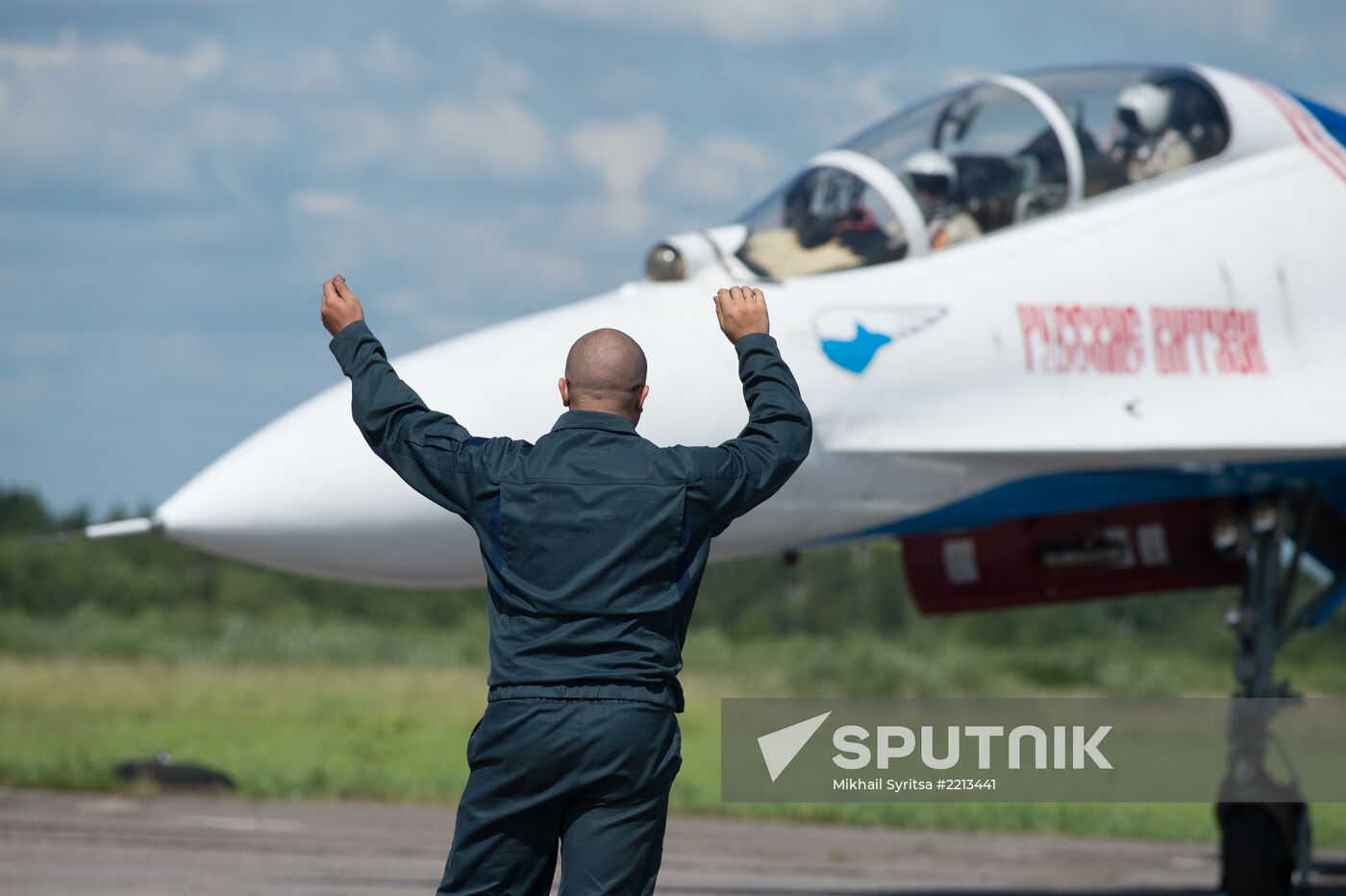 Training flights by Russian Knights and Swifts aerobatic teams