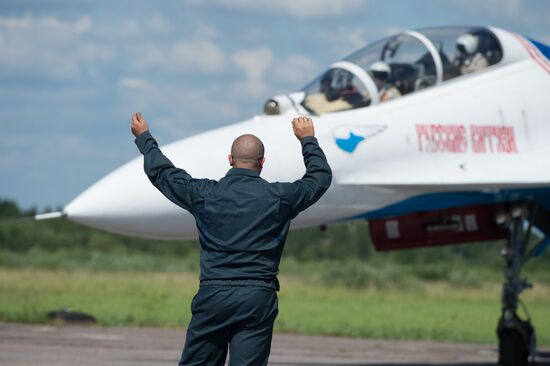 Training flights by Russian Knights and Swifts aerobatic teams