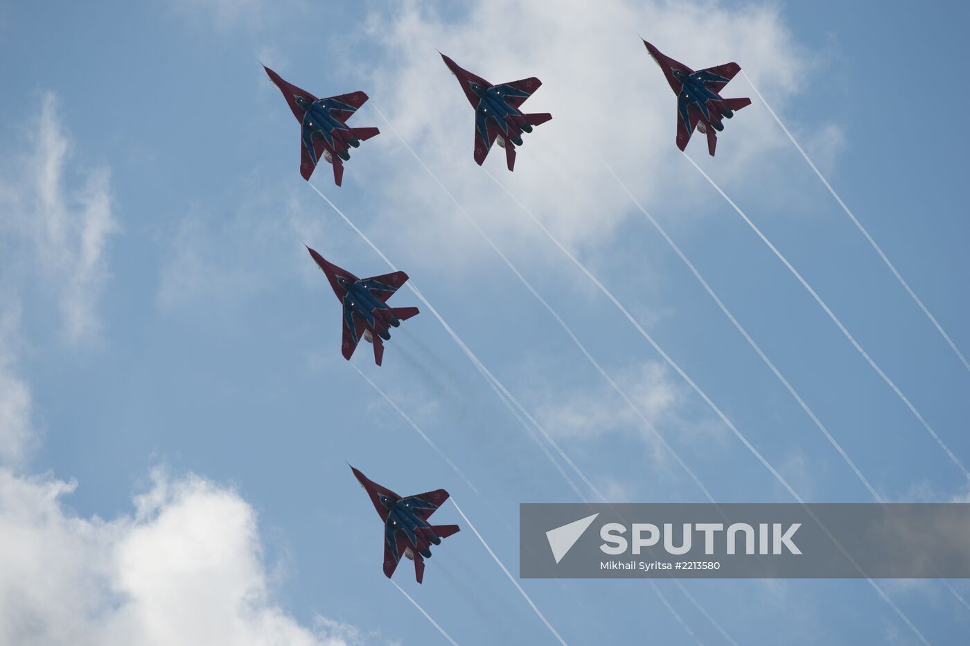 Training flights by Russian Knights and Swifts aerobatic teams