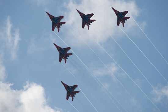 Training flights by Russian Knights and Swifts aerobatic teams