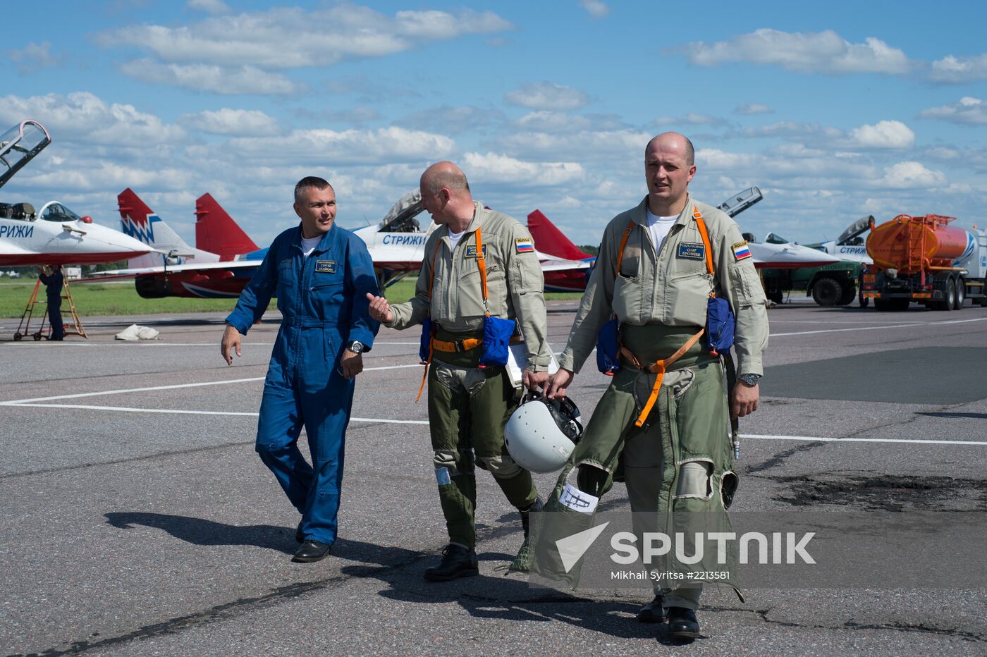 Training flights by Russian Knights and Swifts aerobatic teams