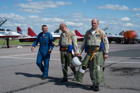 Training flights by Russian Knights and Swifts aerobatic teams