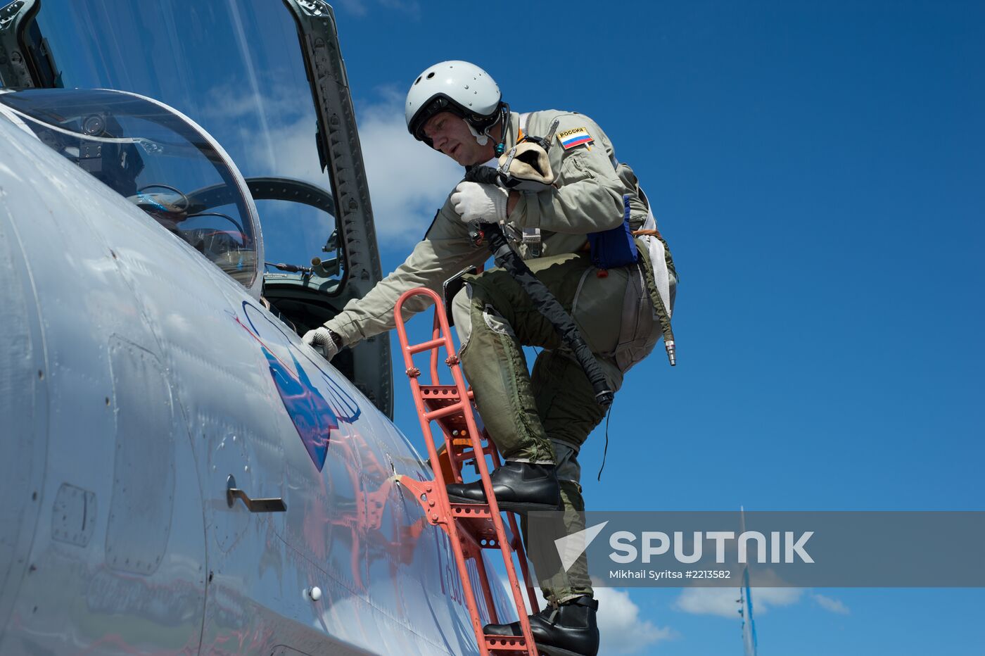 Training flights by Russian Knights and Swifts aerobatic teams