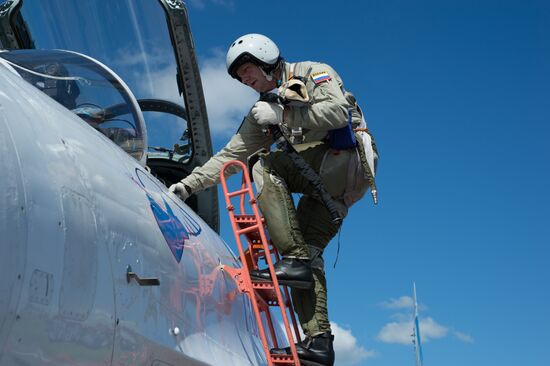 Training flights by Russian Knights and Swifts aerobatic teams