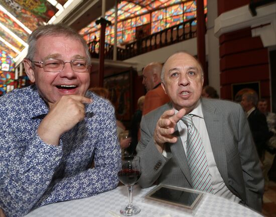 Reception celebrates 15th anniversary of Postscript program