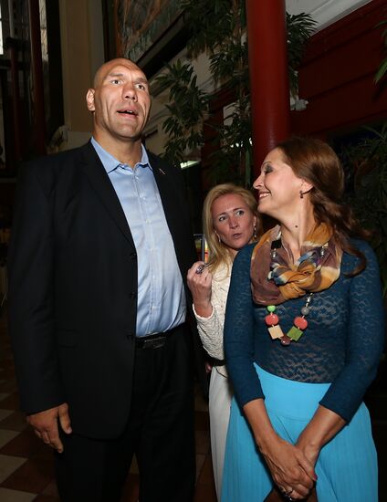 Reception celebrates 15th anniversary of Postscript program